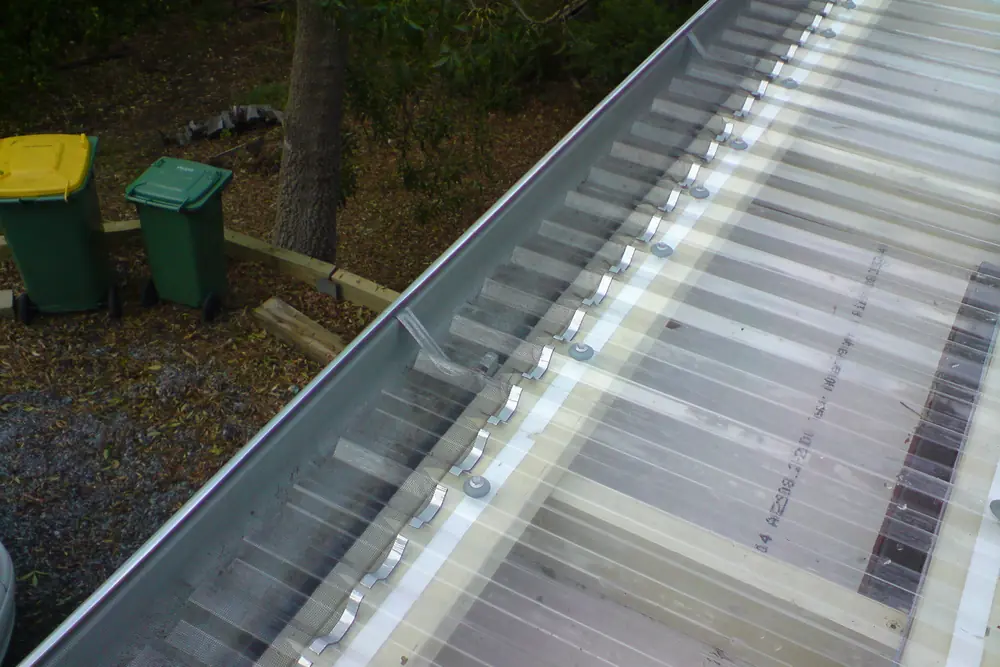 Gutter mesh fitted along the gutter of a translucent roof sheet